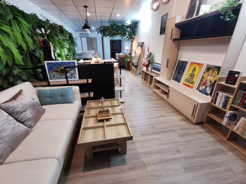 มุมหนังสือและที่นั่งพักในสำนักงาน